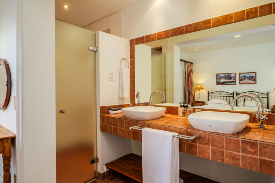 Camps Bay Terrace Lodge - Main bathroom