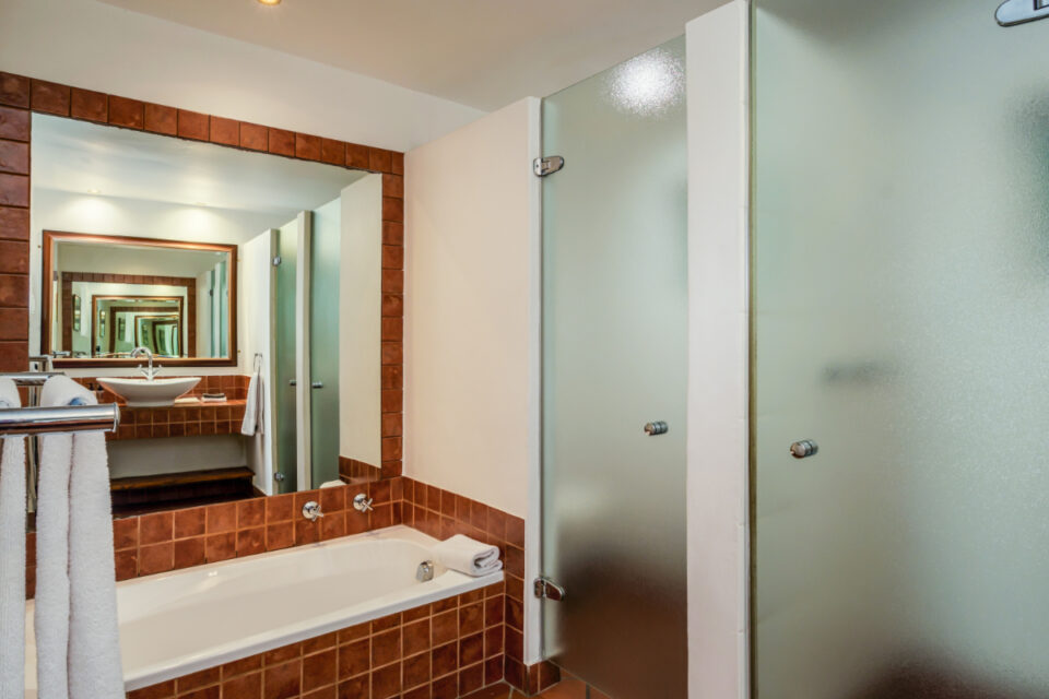 Camps Bay Terrace Lodge - Second bathroom