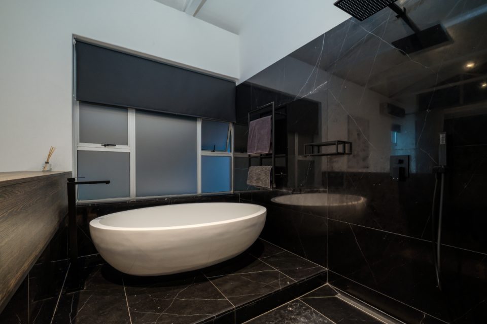 Mithras House - Master bathroom