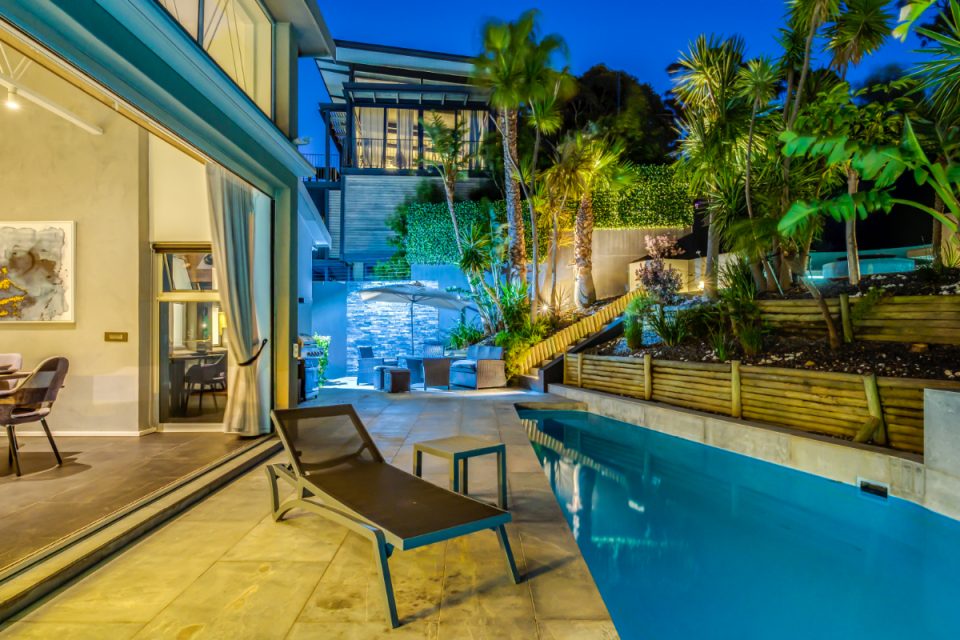 Mithras House - Swimming pool and backyard