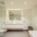 Solis 402 - Master bathroom