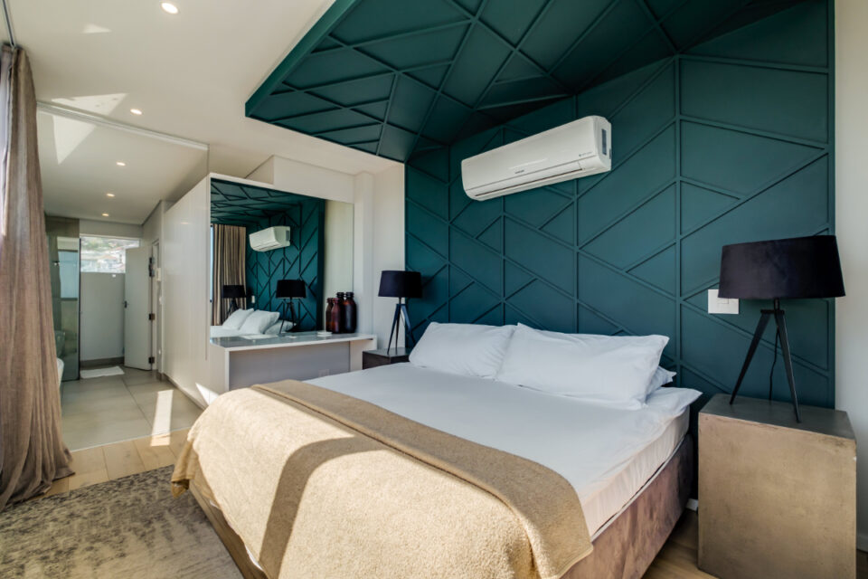 Quendon Penthouse - Main bedroom