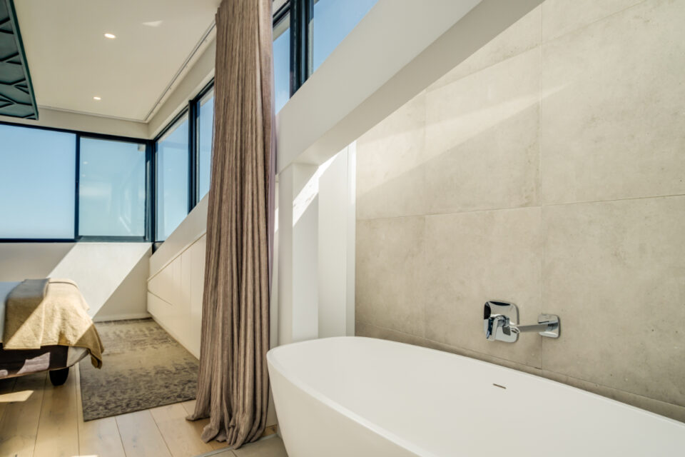 Quendon Penthouse - Master bath