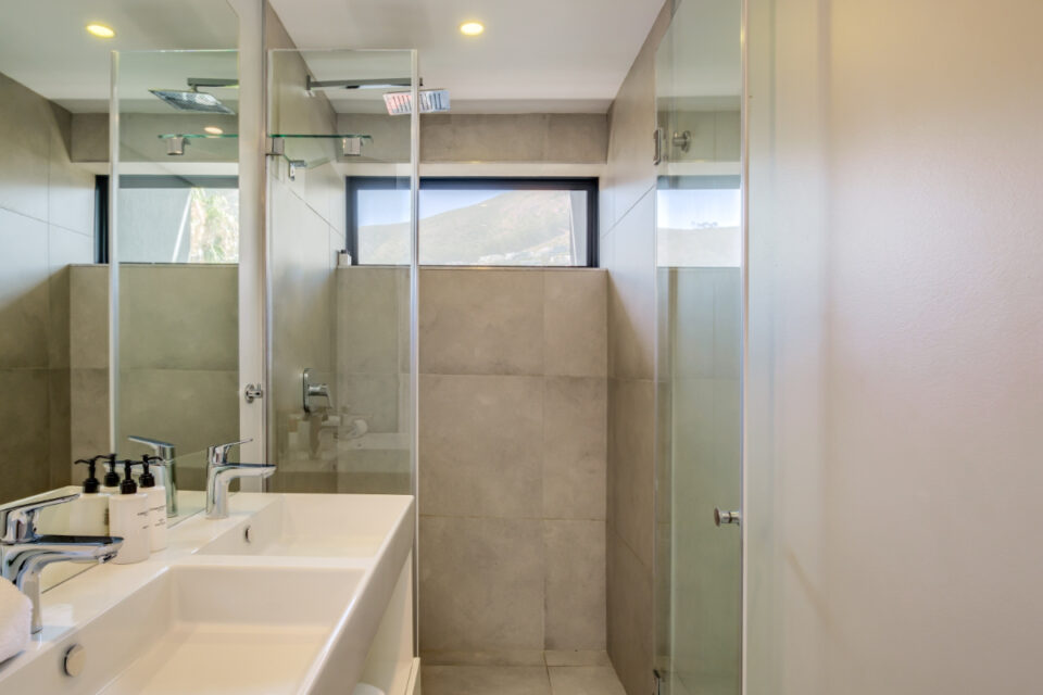 Quendon Penthouse - Shared bathroom