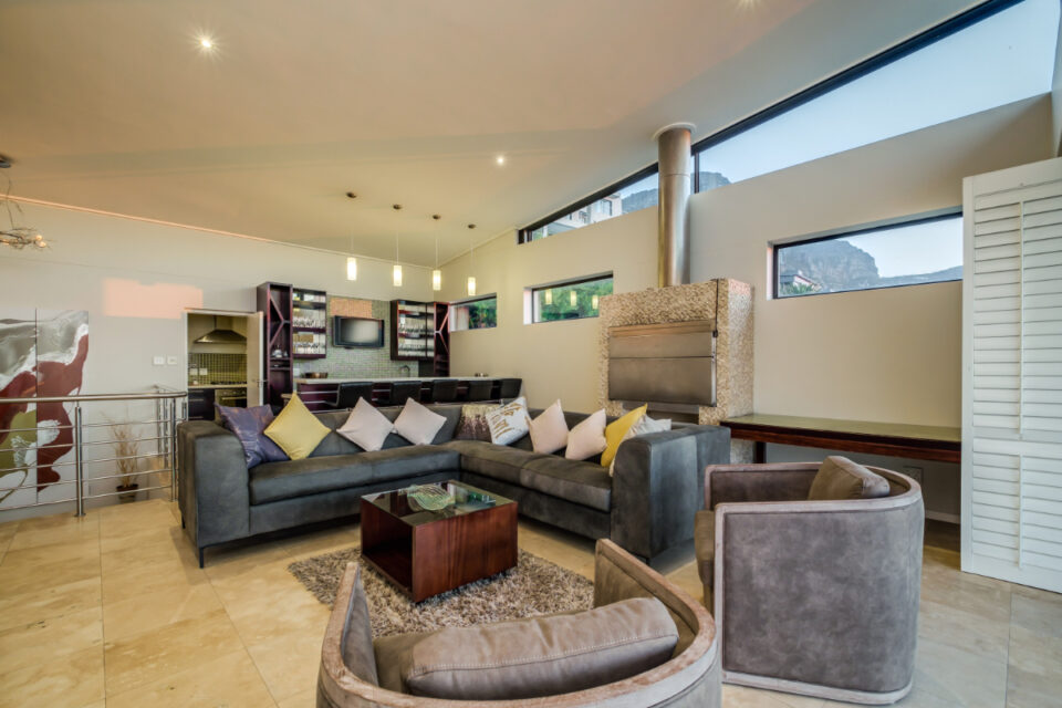 Sea and Rock Villa - Living room with indoor braai