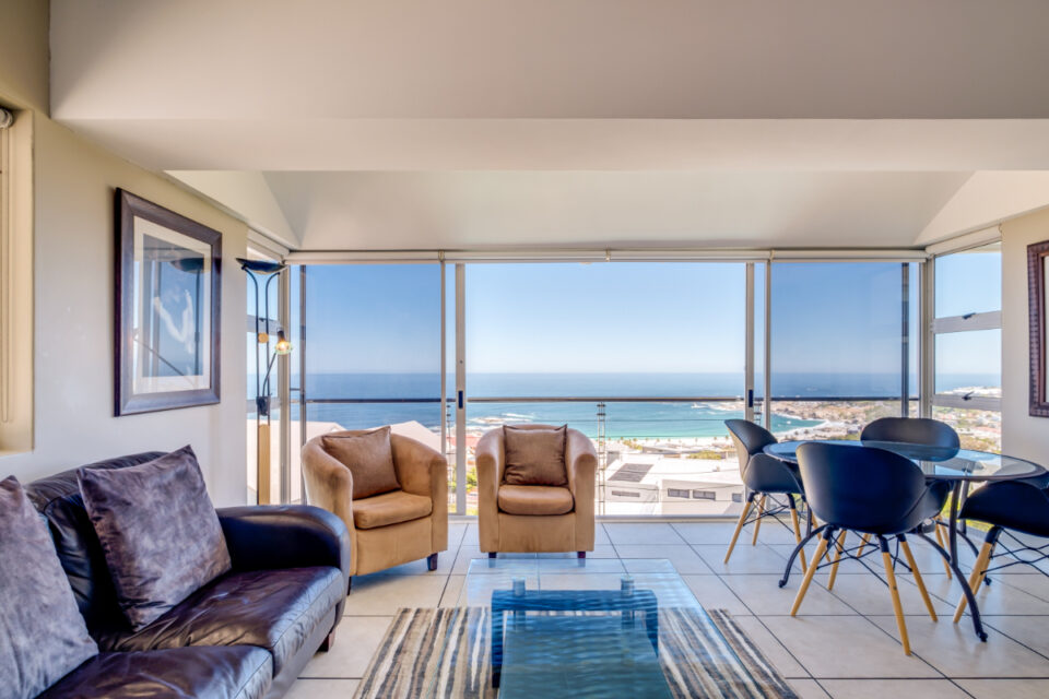 270 Degrees - Living room