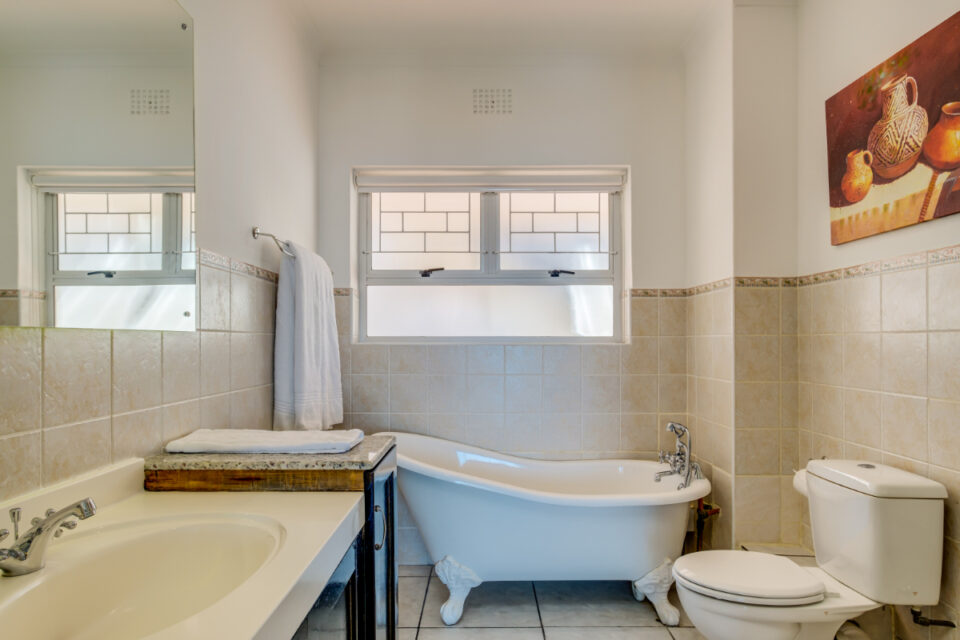 270 Degrees - Main bathroom