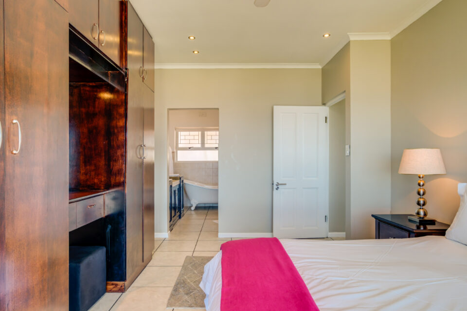 270 Degrees - Main bedroom