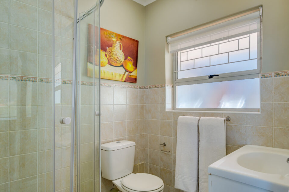 270 Degrees - Second bathroom