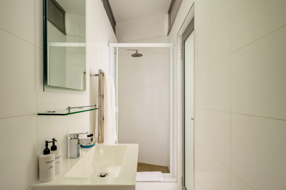 Sea Escape - Main bathroom