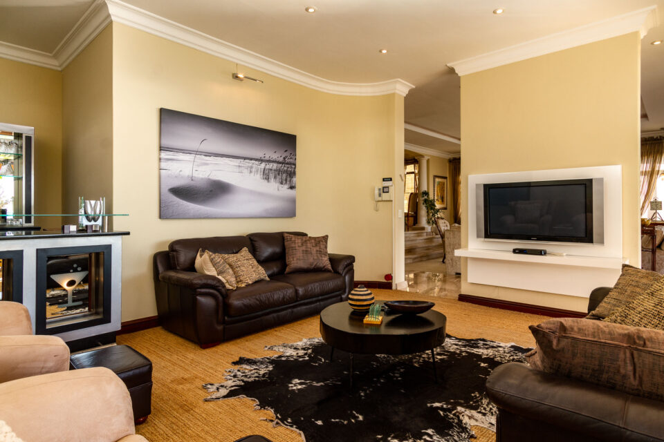 Villa Charmante - Comfortable TV Lounge