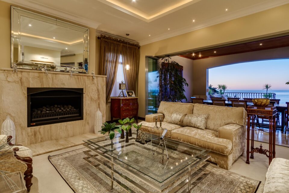 Villa Charmante - Lounge with Fireplace