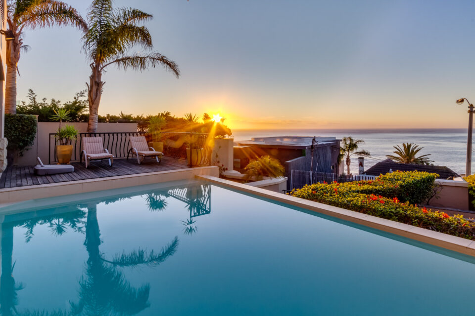 Villa Charmante - Sunset over the Pool