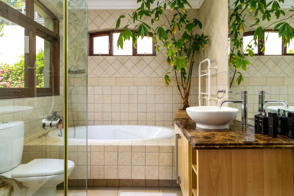 Villa Charmante - Third Bathroom Leafy En-suite