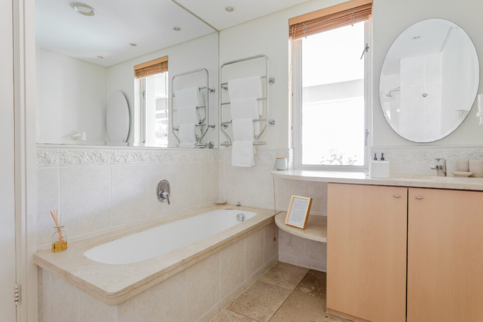 Altmore 001 - Bathroom