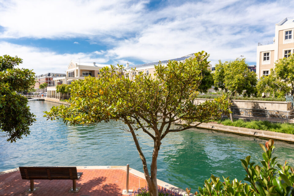 Altmore 001 - Views of the canal