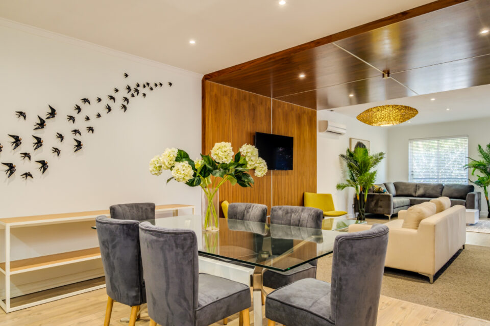 Majolica - Dining and living area