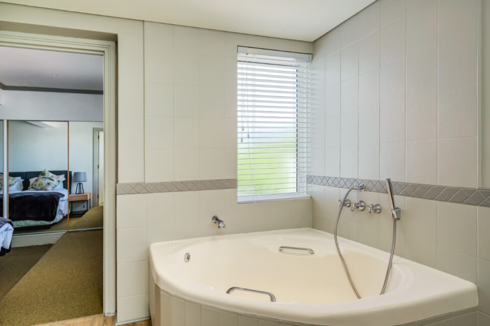 Majolica - Master bathroom