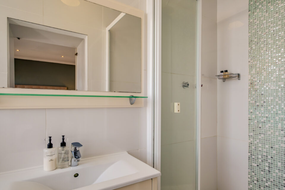 The Kestrel - Master bathroom