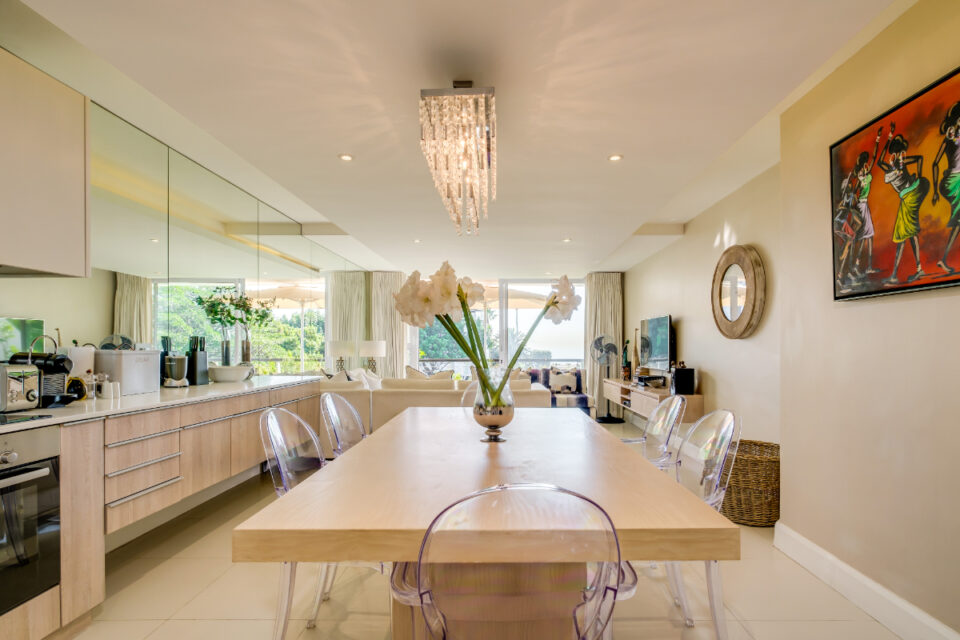 Amani Views - Dining table