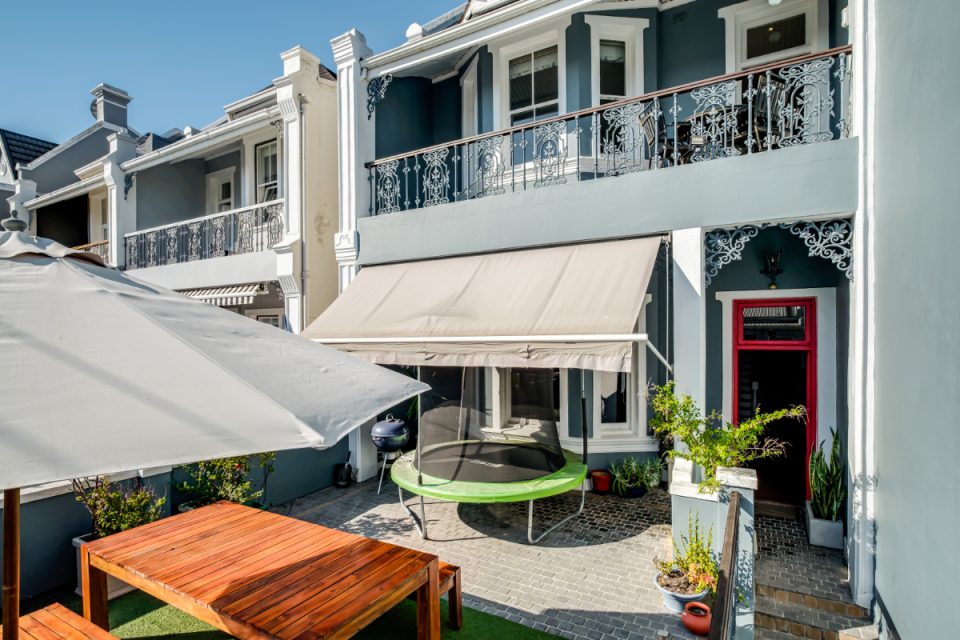 Sea Point Haven - Balcony and front entrance