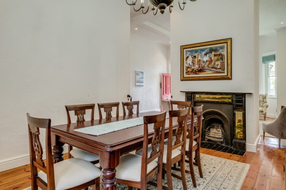 Sea Point Haven - Dining with fireplace