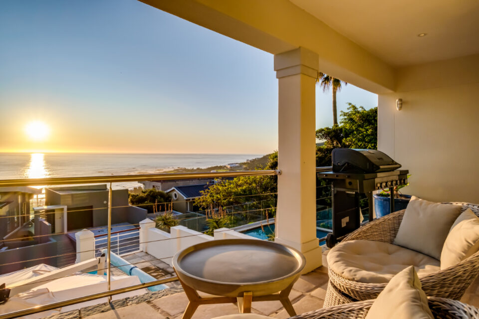 Alpha on the Bay - Balcony with seating