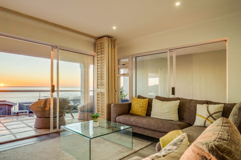 Alpha on the Bay - Lounge with balcony access