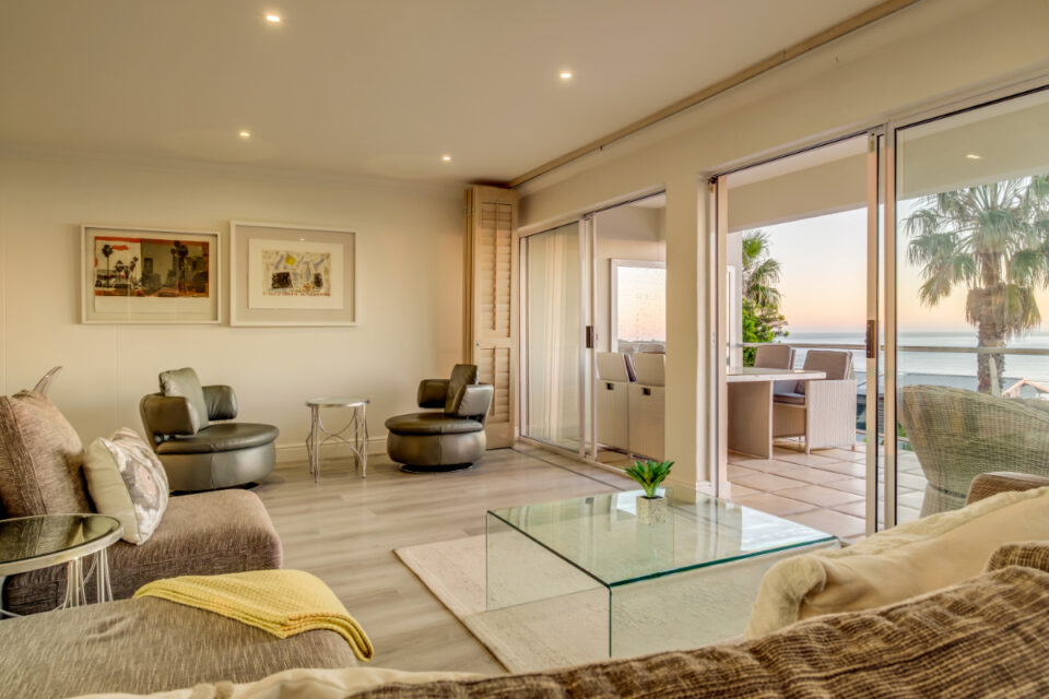 Alpha on the Bay - Living room