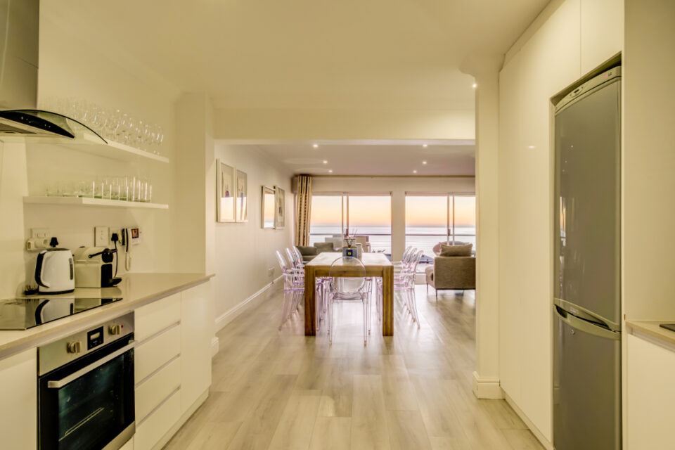 Alpha on the Bay - Open-plan kitchen