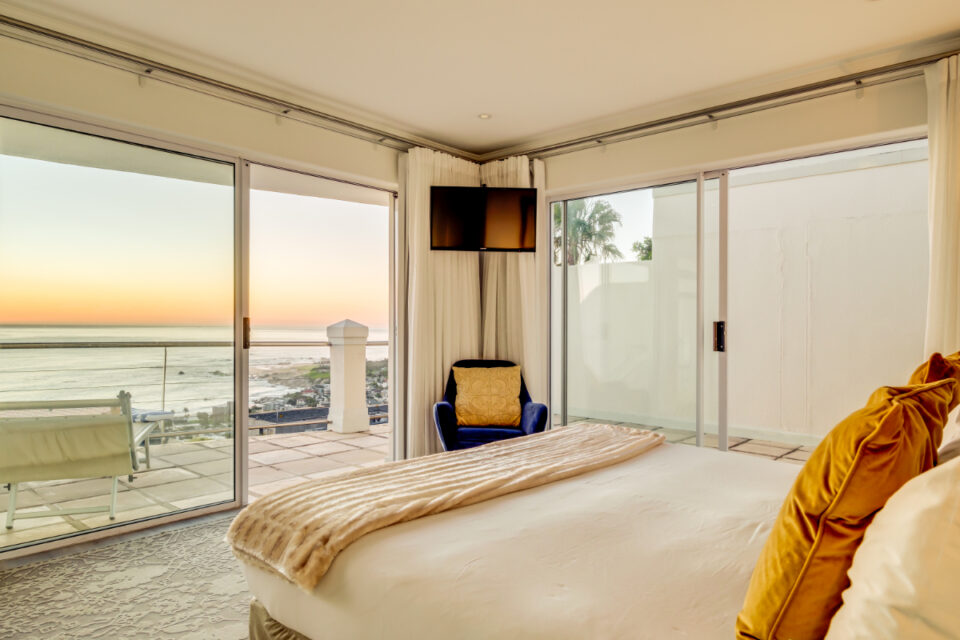 Alpha on the Bay - Master bedroom