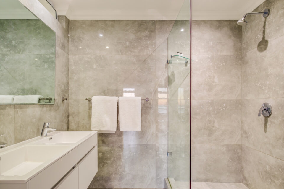 Alpha on the Bay - Master bathroom