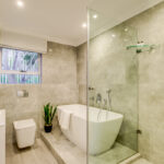 Alpha on the Bay - Shared bathroom