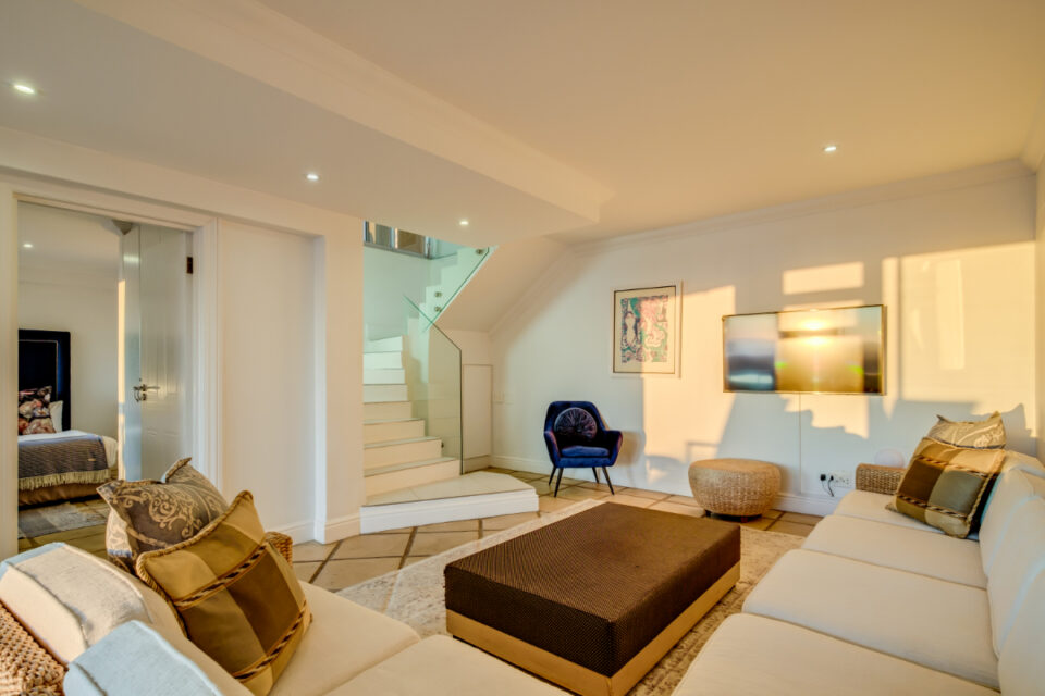 Alpha on the Bay - Lower level lounge