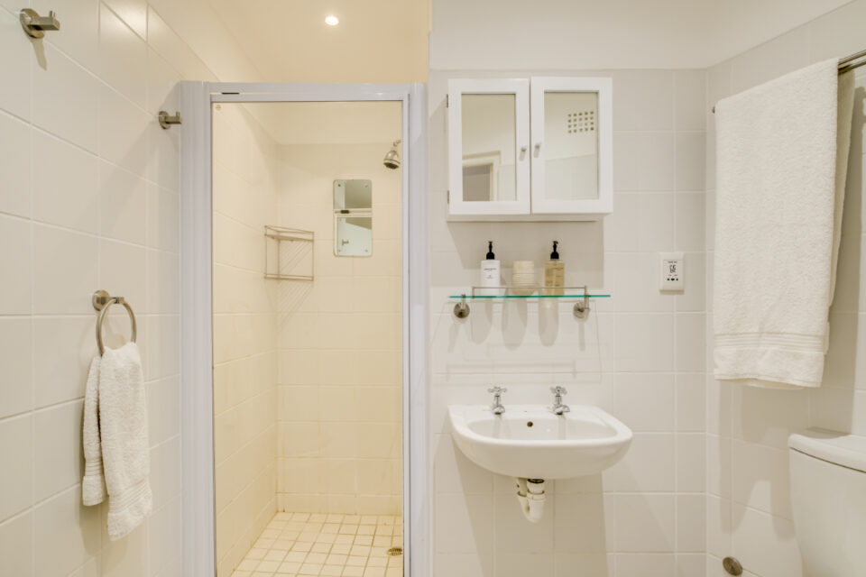 Bungalow on 4th - Bathroom