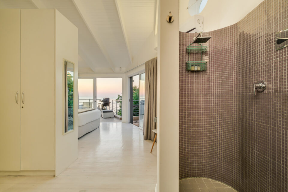 Bungalow on 4th - Master en-suite shower