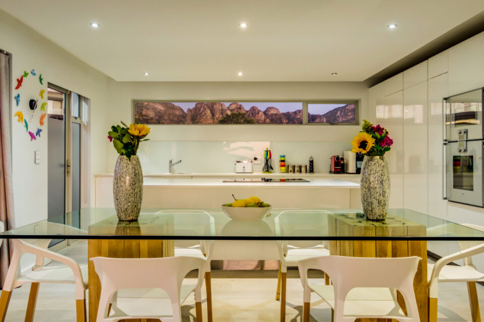 Houghton Penthouse - Dining with mountain views