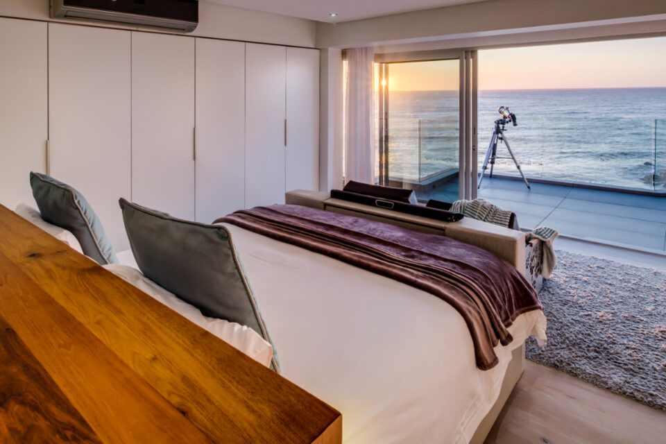 Houghton Penthouse - Master bedroom with views