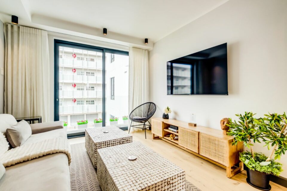 Mimosa Apartment - Lounge with Juliette Balcony